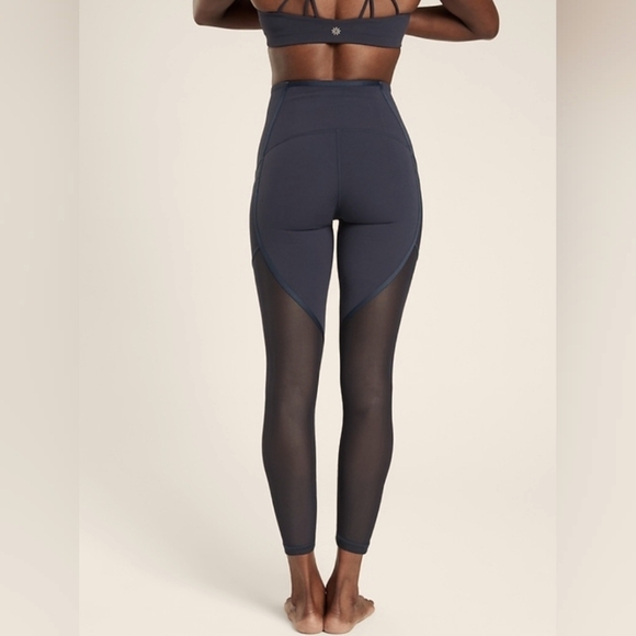 Athleta Pants - Athleta Vitality Stash Pocket 7/8 Legging Size Small Black Performance Yoga